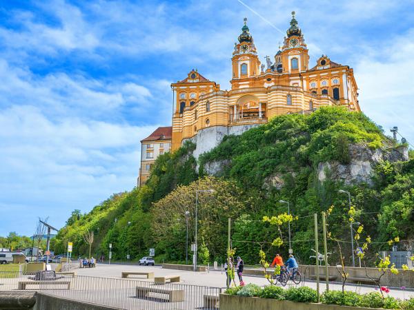 Stift Melk mit Donauradweg und Radfahrern / Melk Abbey with Danube Cycling Path and cyclists