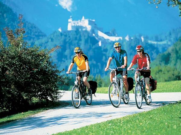 Cyclists in front of Hohenwerfen Castle