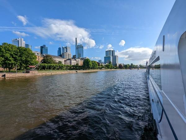 Schiff mit Skyline von Frankfurt am Main