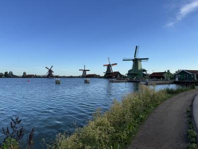 Windm�hlen entlang der Bucht mit azurblauem Himmel