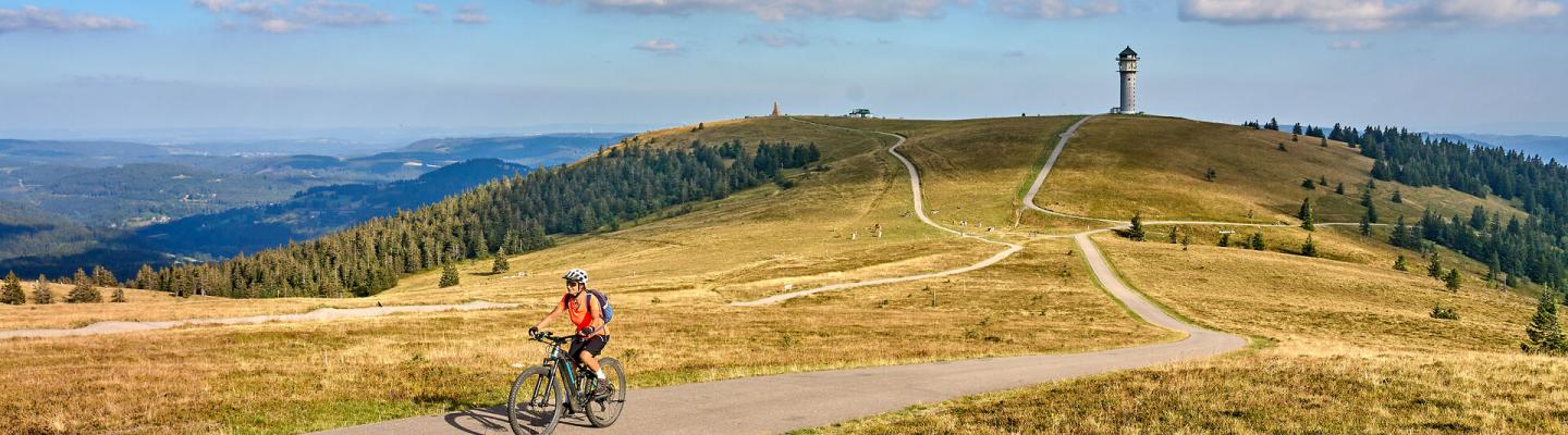 Radfahrerin am Feldberg | © Adobe Stock / Uwe Radfahrerin am Feldberg | © Adobe Stock / Uwe