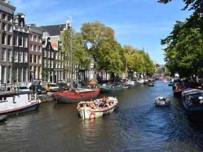 Boot fhrt entlang einer Grachte in Amsterdam