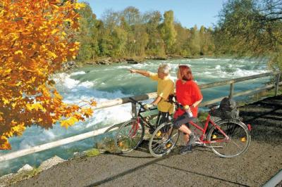 Radler vor dem Fluss auf der Romantsichen Strasse