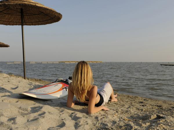 Sonnenbaden am Neusiedler See Strand