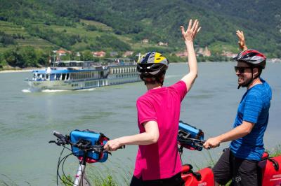 Radfahrer mit Schiff MS Swiss Crown