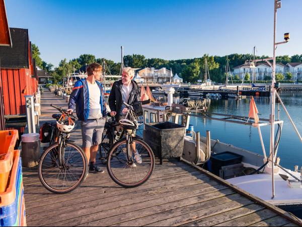 Radfahrer im Hafen von Boltenhagen