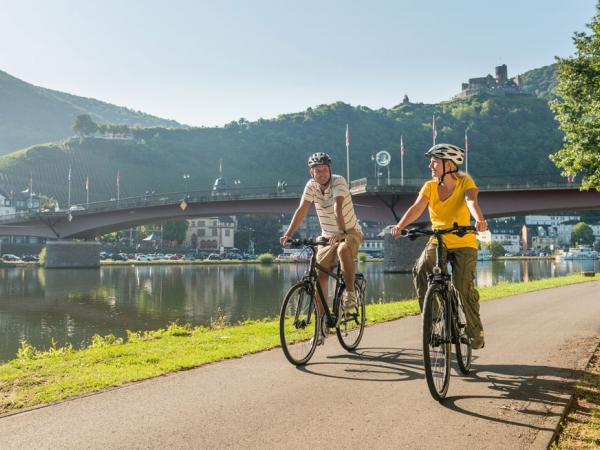 Cyclists on the moselle cycle path