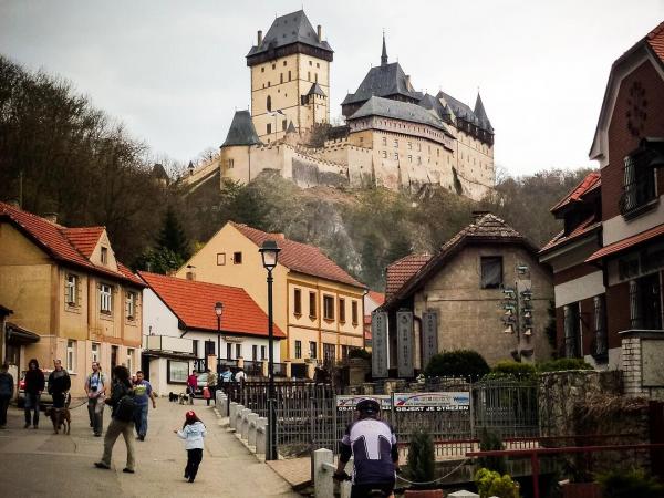 Blick auf die Burg Karlstejn