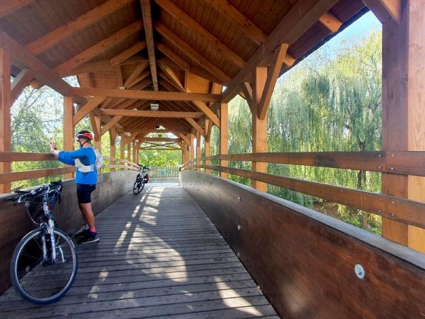 Radfahrer bei Brcke in Richtung Mnichkirchen