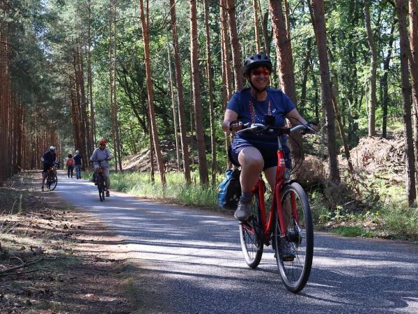 Radfahrergruppe unterwegs in den F�hrenw�ldern bei Berlin
