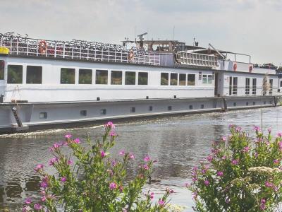 Schiff de Holland im Kanal