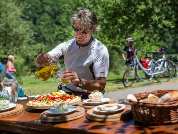 Brotzeit beim Mostheurigen