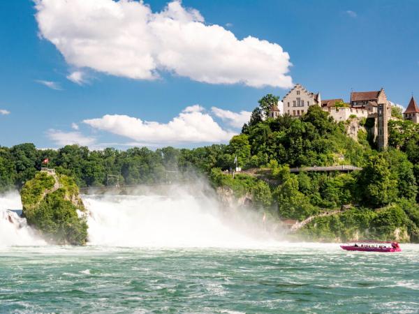 Rheinfaelle Wasserfall mit Ausflugsboot