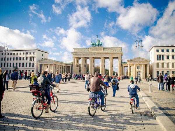 Brandenburger Tor in Berlin mit Radfahrern