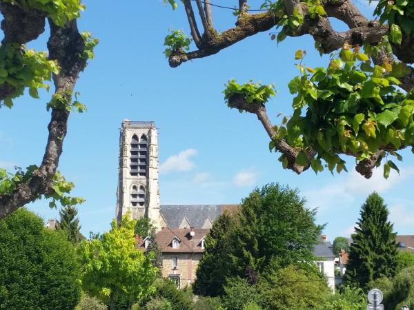 Champagne mit Rad + Schiff, Chateau Thierry, Kirche