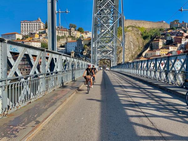 Radfahrer auf der Brcke in Porto