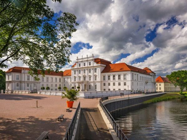 Schloss Oranienburg, am Havelufer.