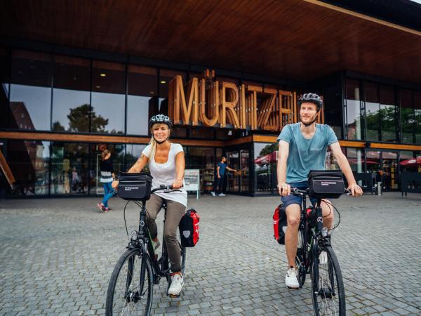 Radfahrer vor dem Mritzeum