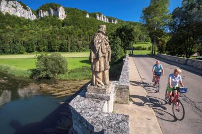 Radfahrer am Nepomuk-Denkmal