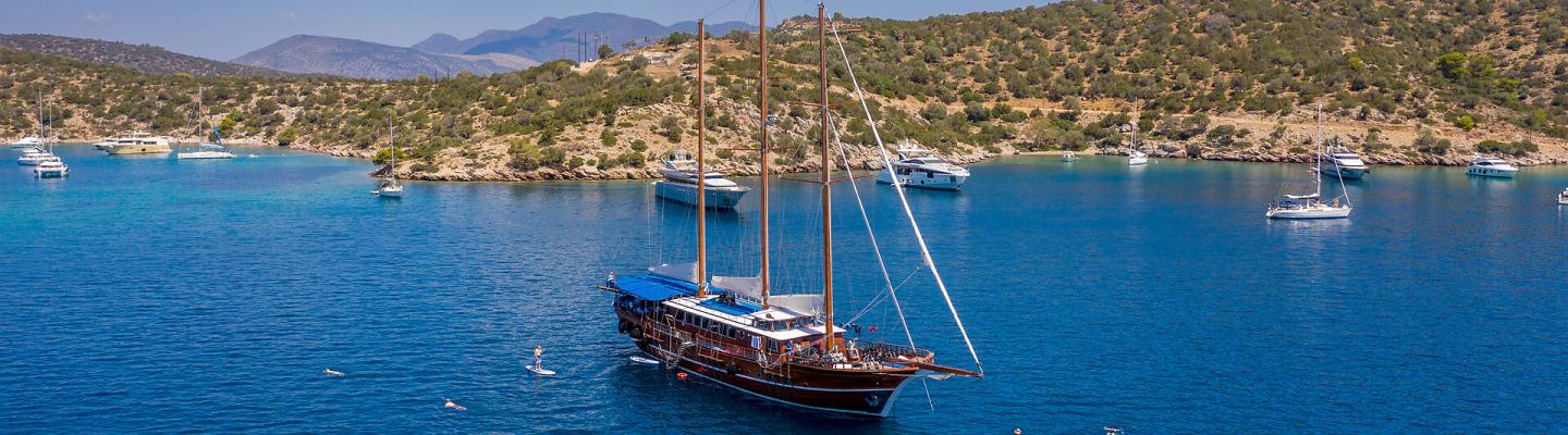 Thalassa ankert in einer Bucht