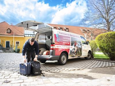 Gepckfahrer mit Transportbus