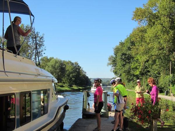 Warten bei der Schiffschleuse