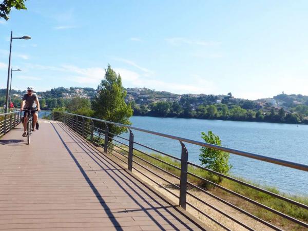 Portugal - Radfahrer entlang der Strecke