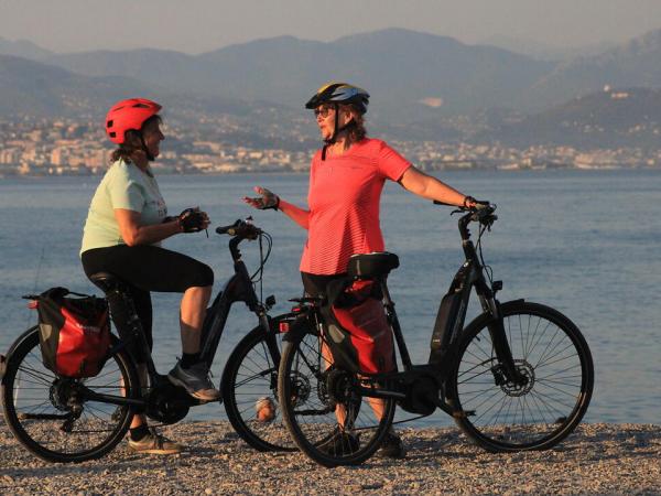 Radler genieen den Sonnenuntergang bei Antibes