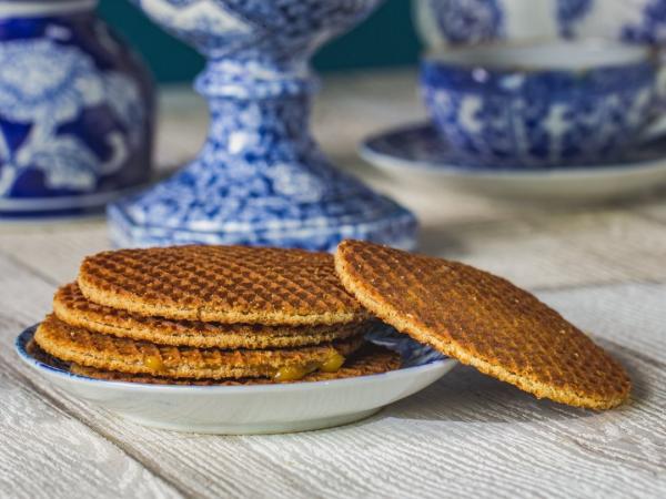 Traditionel Dutch stroopwaffel with syrup and tea