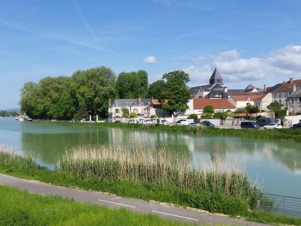 Radweg entlang des Marne Flusses