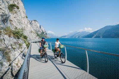 Gardasee Radweg ber dem See