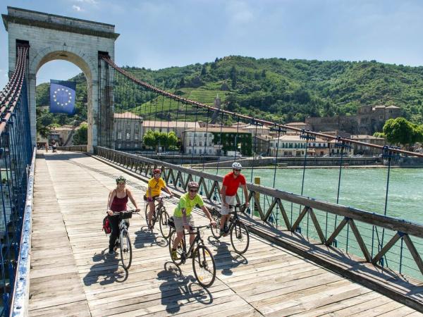 Radlergurppe auf der Brcke in Tournon