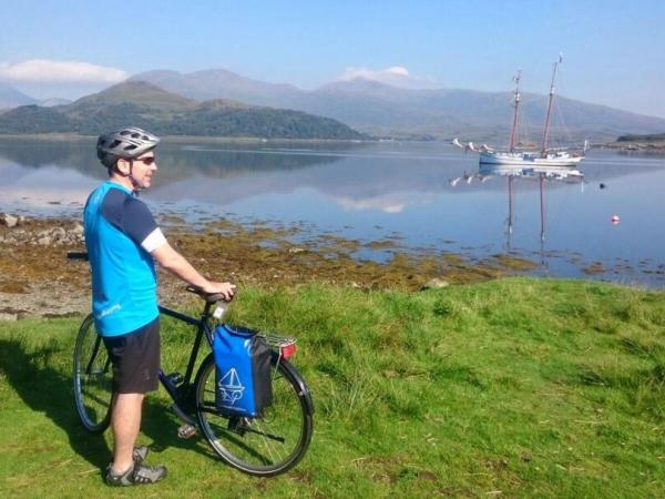 Radfahrer mit Blick auf die Flying Dutchman