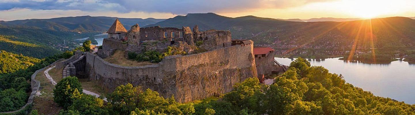 Amazing aerial landscapes about the Visegrad Castle in Hungary | © adobe stock foto / Geza Kurka