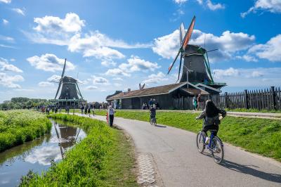 Radfahren bei den Windmhlen in Zaanse Schans
