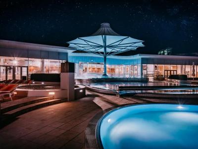 Therme Laa Au�enbereich bei Nacht