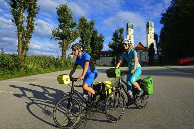 Radfahrer vor dem Kloster Schweiklberg