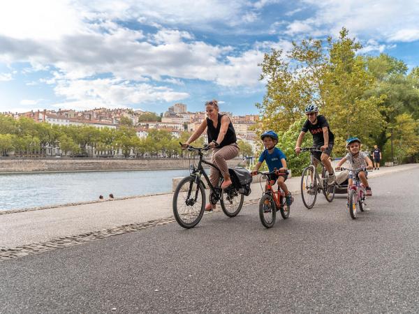 Radfahrerfamilie in Lyon