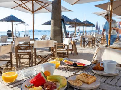 Frhstck am Strand im Hotel Poteniere