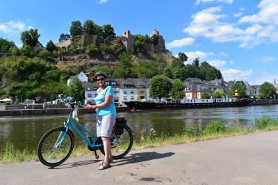 Radfahrerin in Saarburg an der Mosel