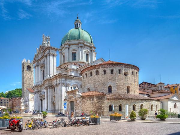 Alter Dom in Brescia mit Fahrrdern