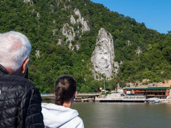 Knig Dezebal Skulptur mit Passagieren - Eisernes Tor