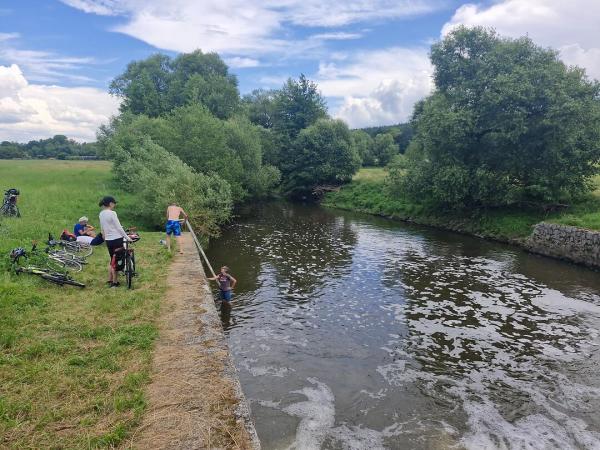 Radpause mit Schwimmstopp am Fluss