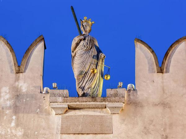 Statue Justitia auf dem Prtorenpalast in Koper