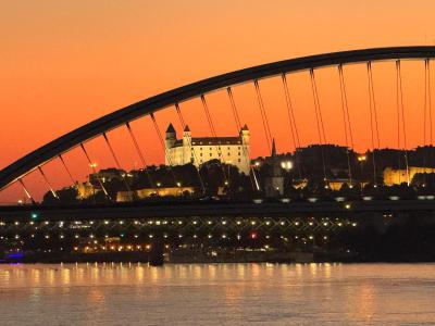 Burg von Bratislava in der Abendsonne