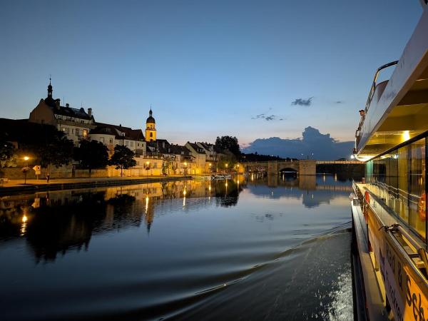Schiff bei Nacht in Kitzingen