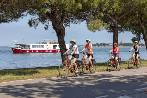 Radfahrer mit Schiff im Veneto