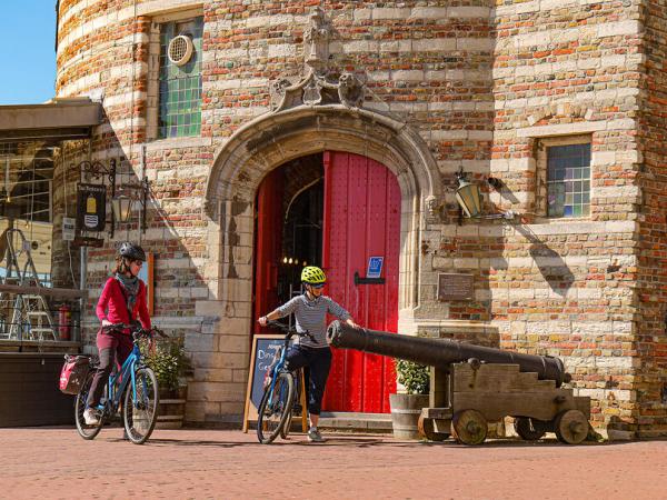 Radfahrer in Vlissingen am alten Turm