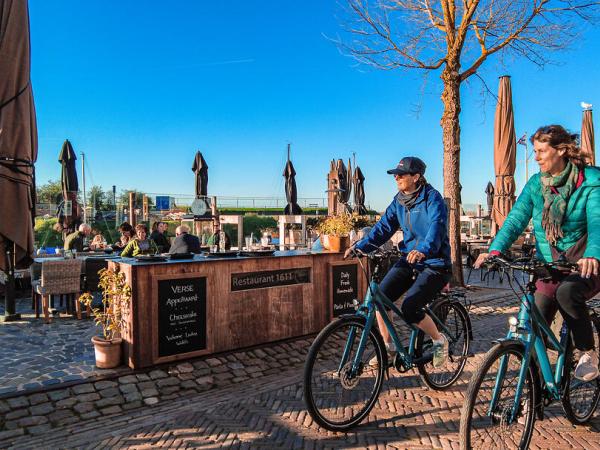 Radeln entlang des Hafens Veere