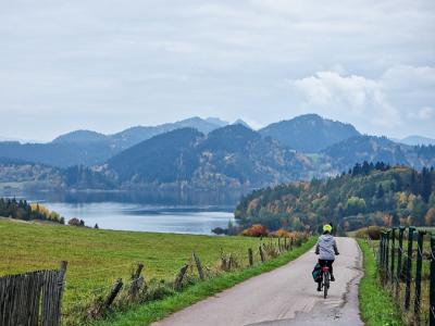 Radfahren in Herbstlandschaft